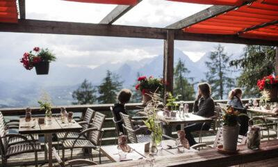 Terrasse mit Aussicht im nachhaltigen österreichischen Hotel Grafenast