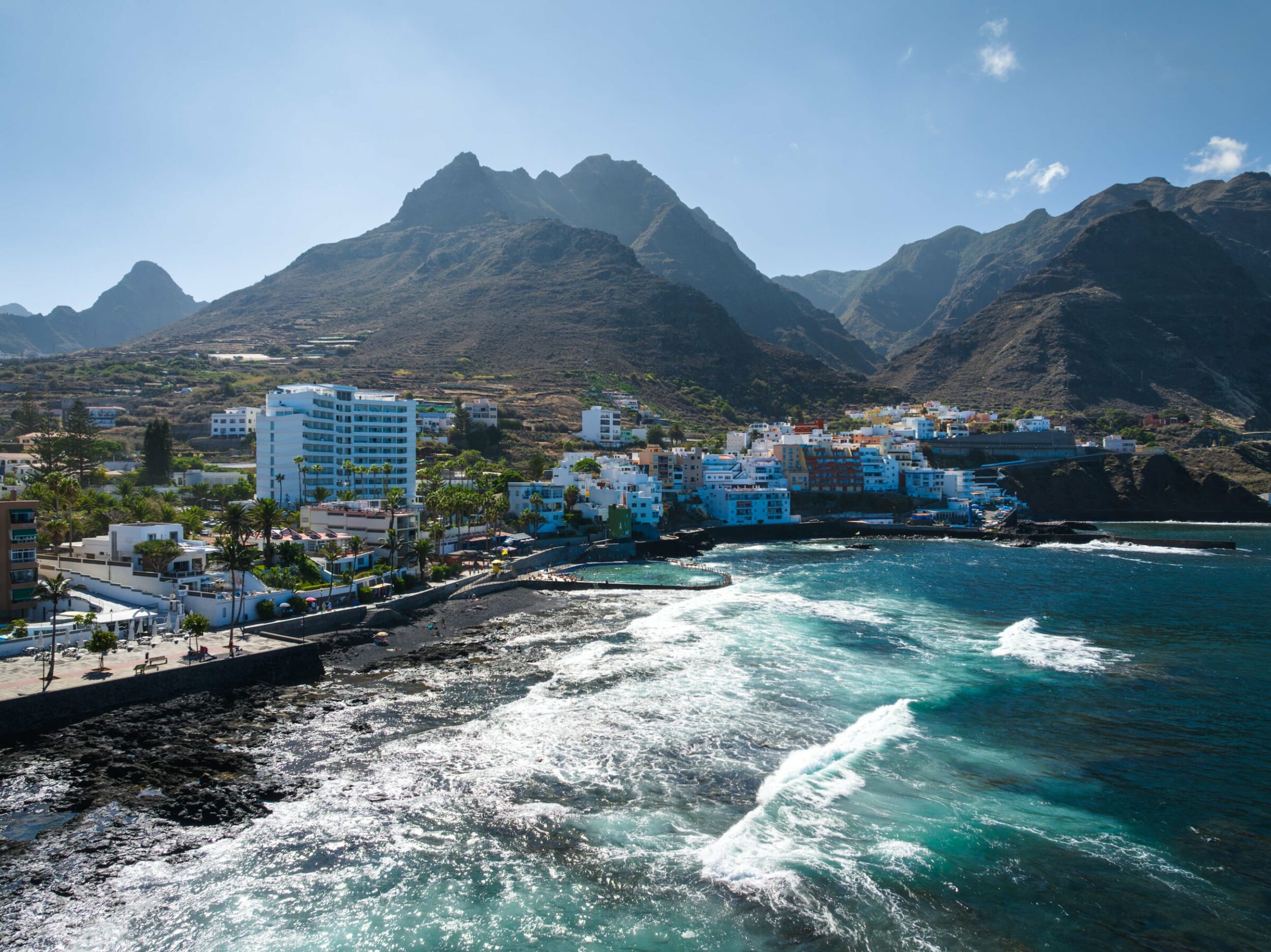 Blick auf das nachhaltige OCÉANO Health Spa Hotel auf Teneriffa vom Atlantik aus