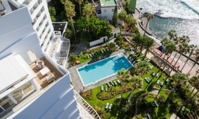 Blick auf den Pool des nachhaltigen Gesundheitshotels OCÉANO Health Spa Hotel auf Teneriffe; sichtbar ist auch ein Teil eines Balkons der Luxury Ocean Suite