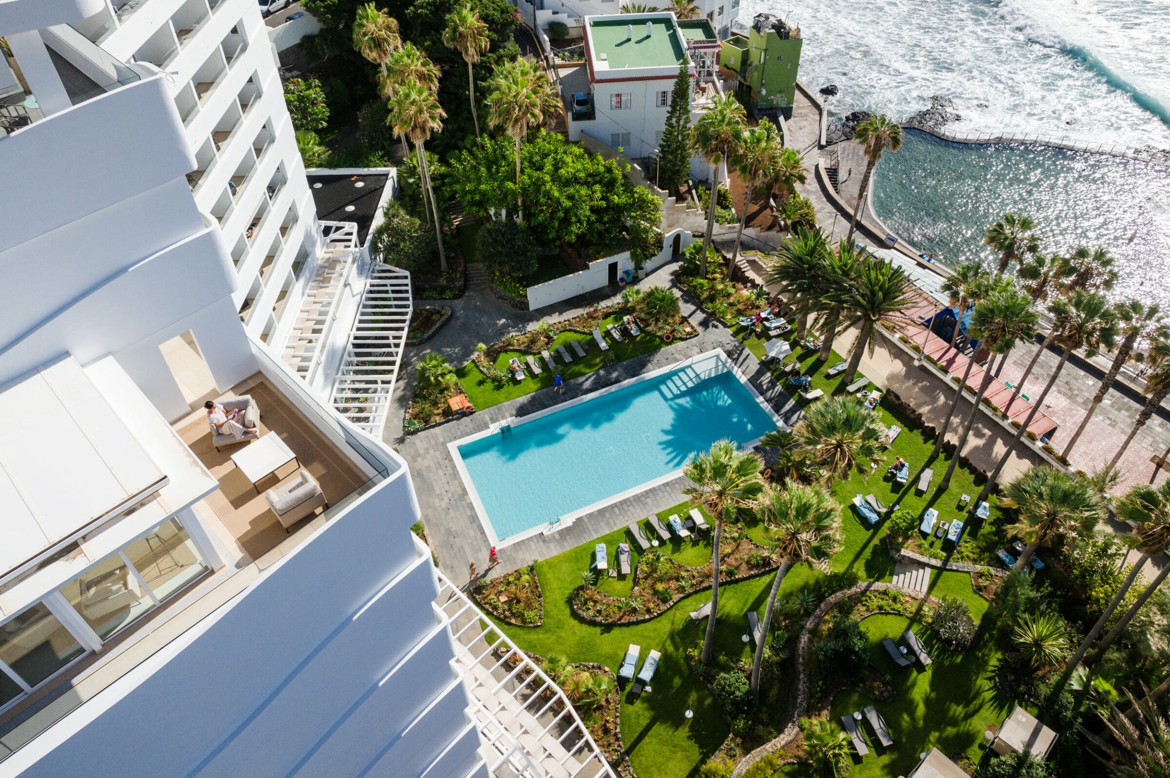 Blick auf den Pool des nachhaltigen Gesundheitshotels OCÉANO Health Spa Hotel auf Teneriffe; sichtbar ist auch ein Teil eines Balkons der Luxury Ocean Suite