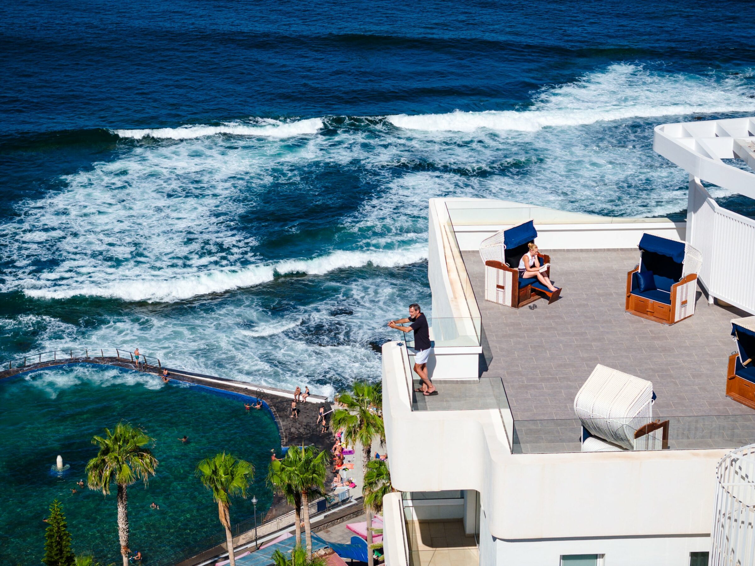 Dachterrasse für Yoga und zur Entspannung im nachhaltigen Gesundheitshotel auf Teneriffa; Blick auf den Atlantik