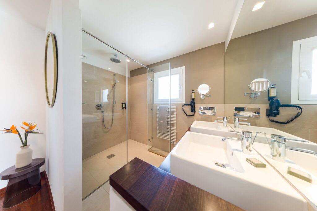 Badezimmer der Junior Ocean Suite im nachhaltigen OCÉANO Health Spa Hotel