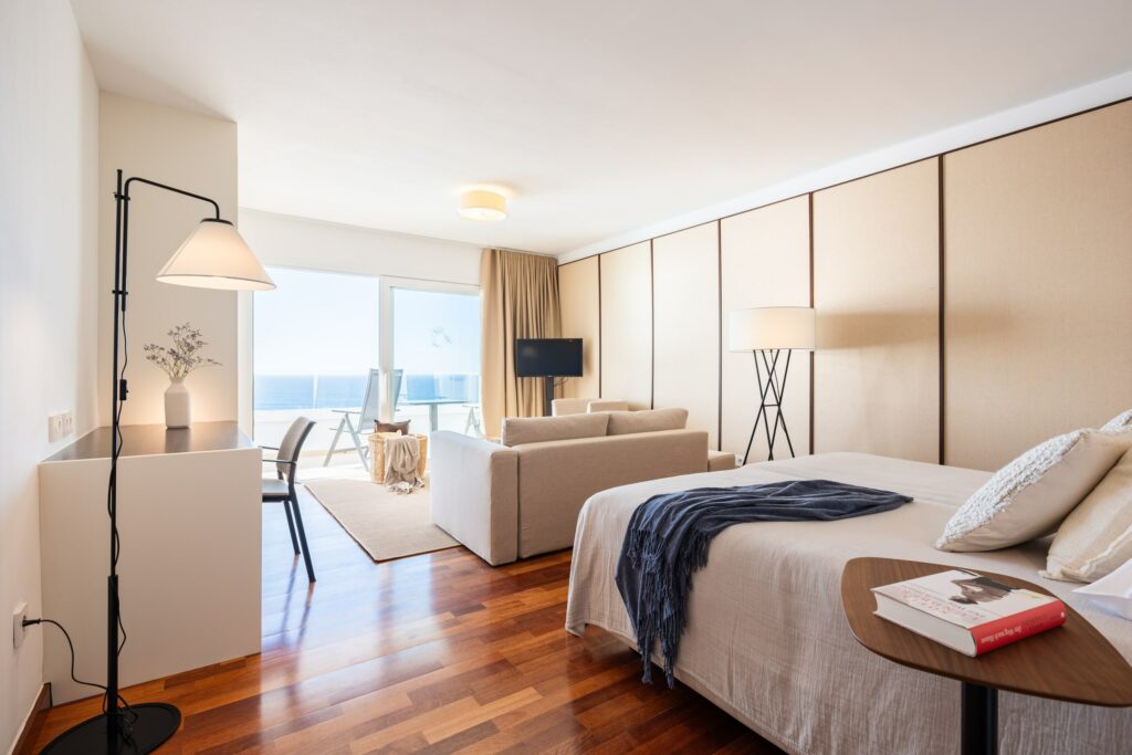 Interior-Design im nachhaltigen Doppelzimmer mit Meerblick im OCÉANO Health Spa Hotel