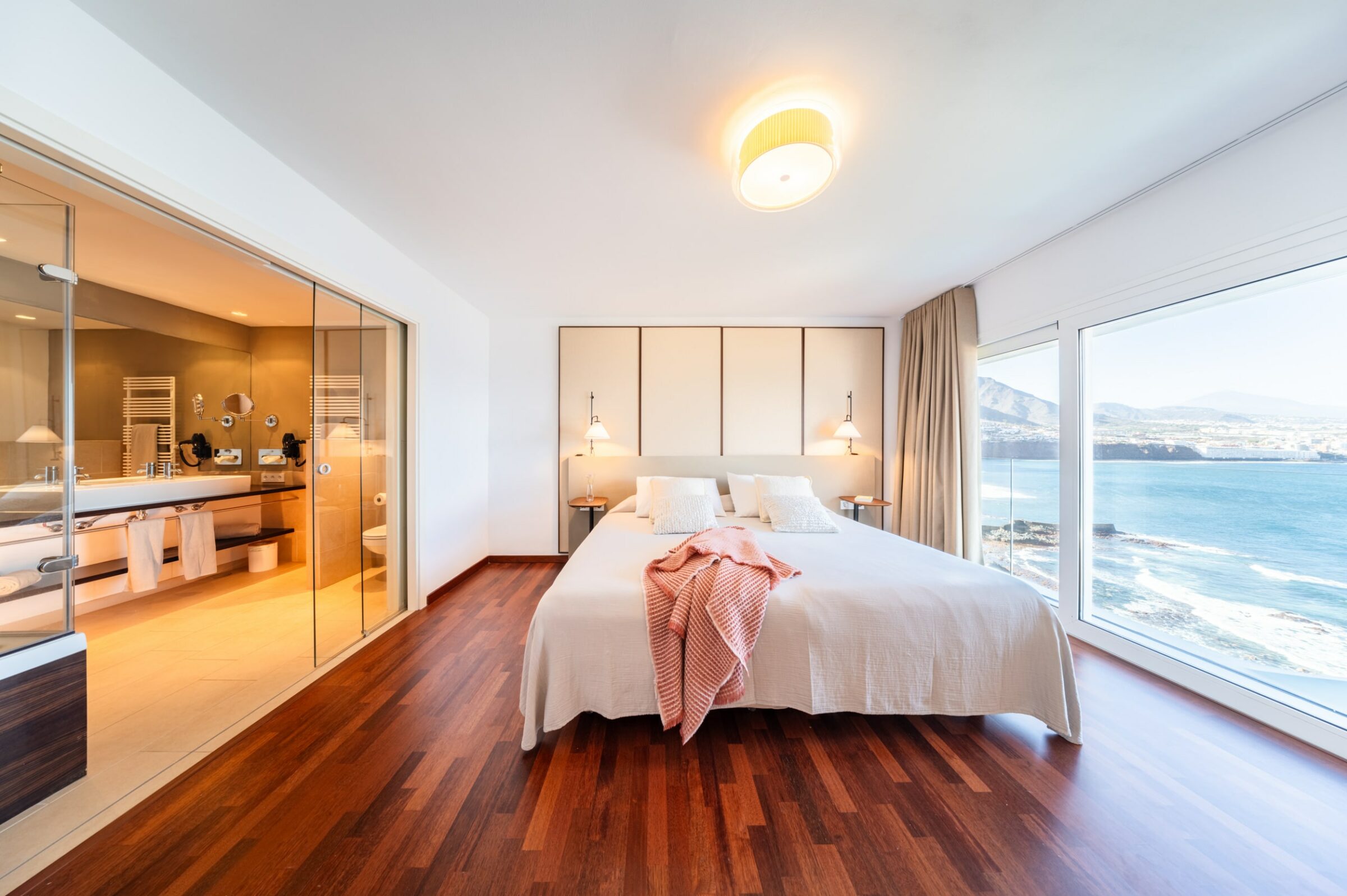 Zimmer im nachhaltigen OCÉANO Health Spa Hotel mit Meerblick und Balkon