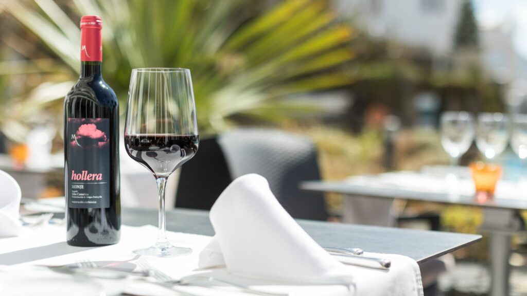 Lokaler Wein aus Teneriffa im OCÉANO Health Spa Hotel, einem nachhaltigen gesundheitshotel