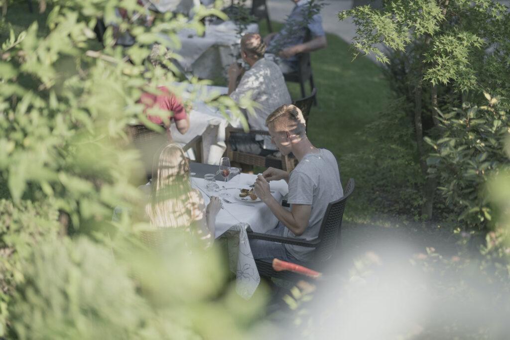 Blick in den Garten des nachhaltigen Hotels La Vimea in Südtirol