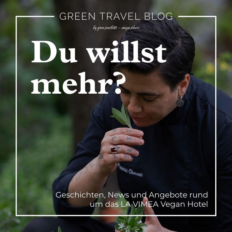 die junge vegane Chefköchin Aggeliki Charami vom veganen Hotel LA VIMEA riecht an Kräutern im hoteleigenen Garten