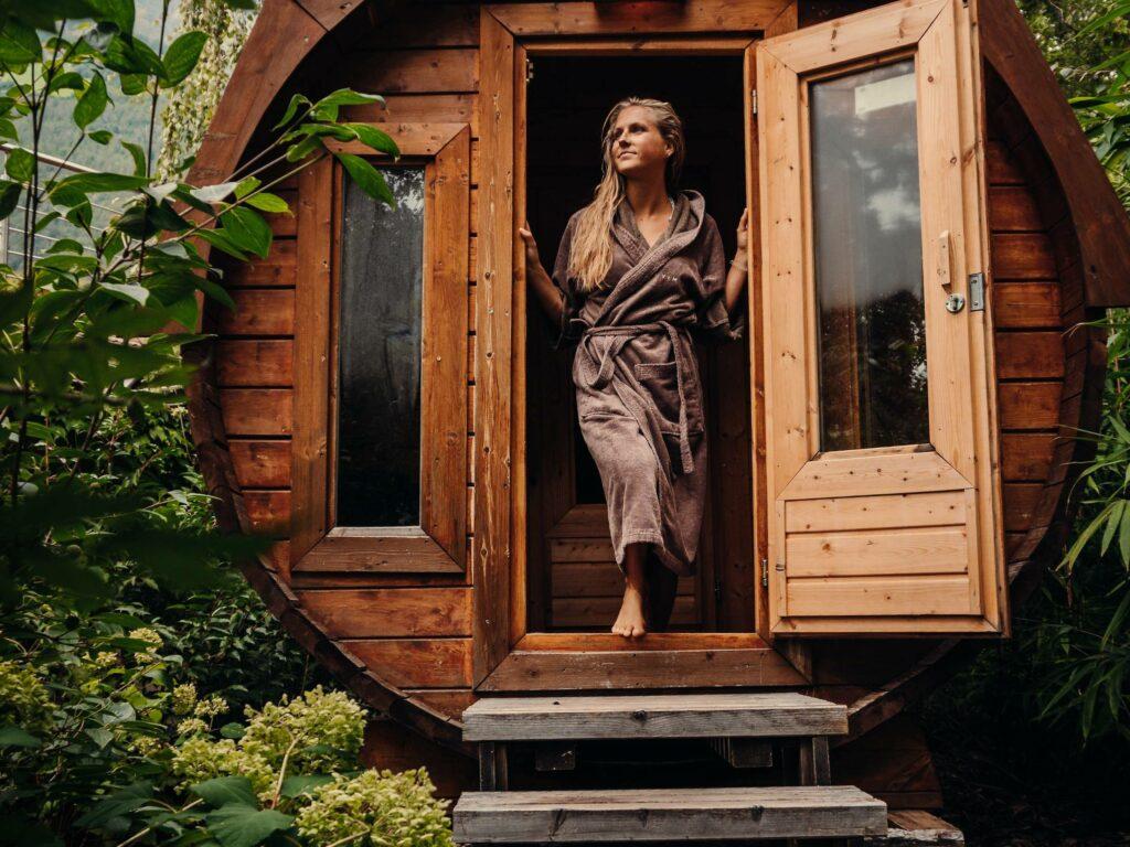 Nachhaltiger Urlaub in Südtirol mit Fasssauna und Naturteich im veganen Hotel LA VIMEA