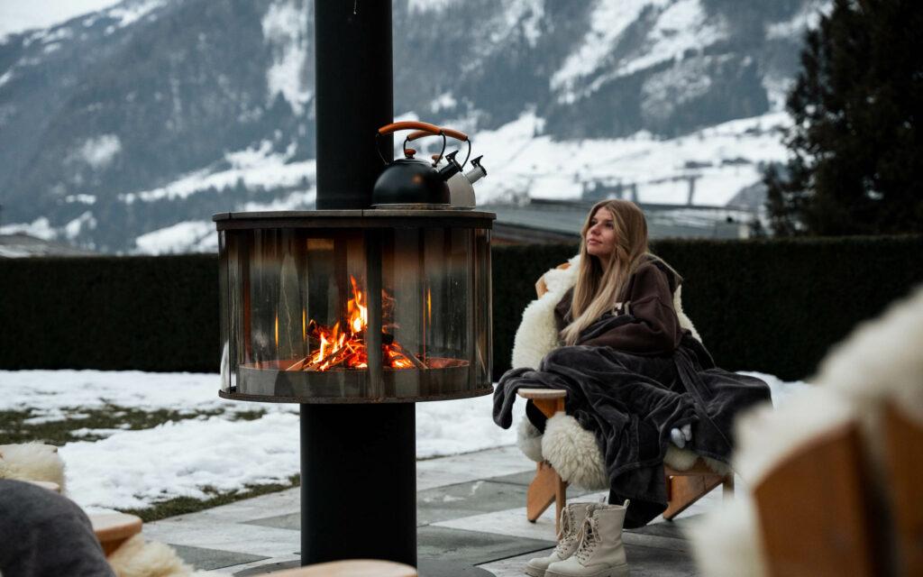 Entspannung im Winter am Kamin auf der Terrasse des Naturhotels Outside
