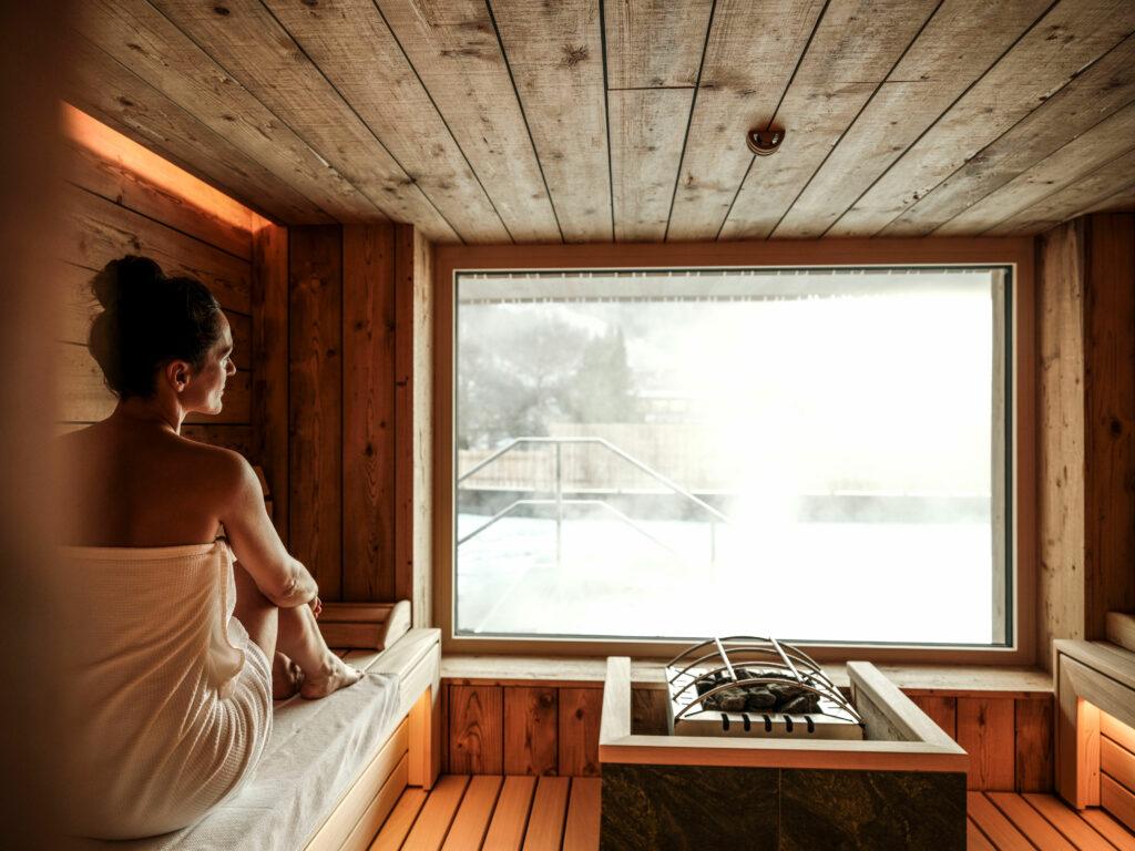 Energetisch optimierte Bio-Sauna mit Frau im nachhaltigen Hotel Outside