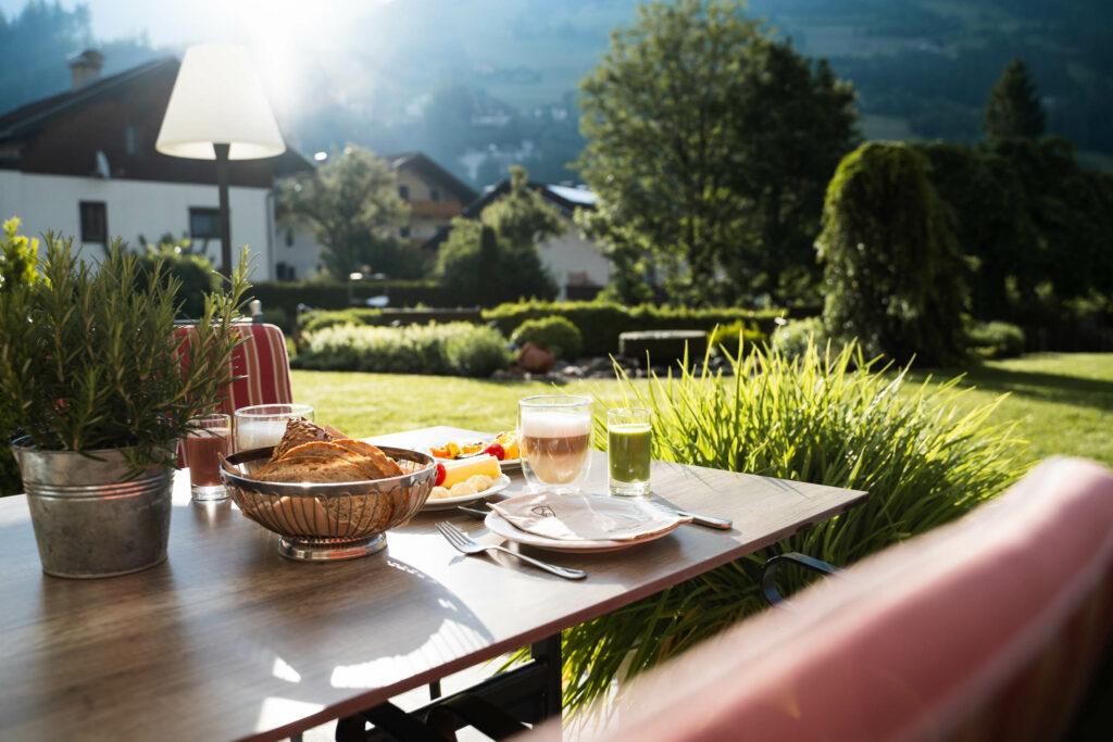 Nachhaltiges Frühstück auf der Terrasse des Naturhotels Outside