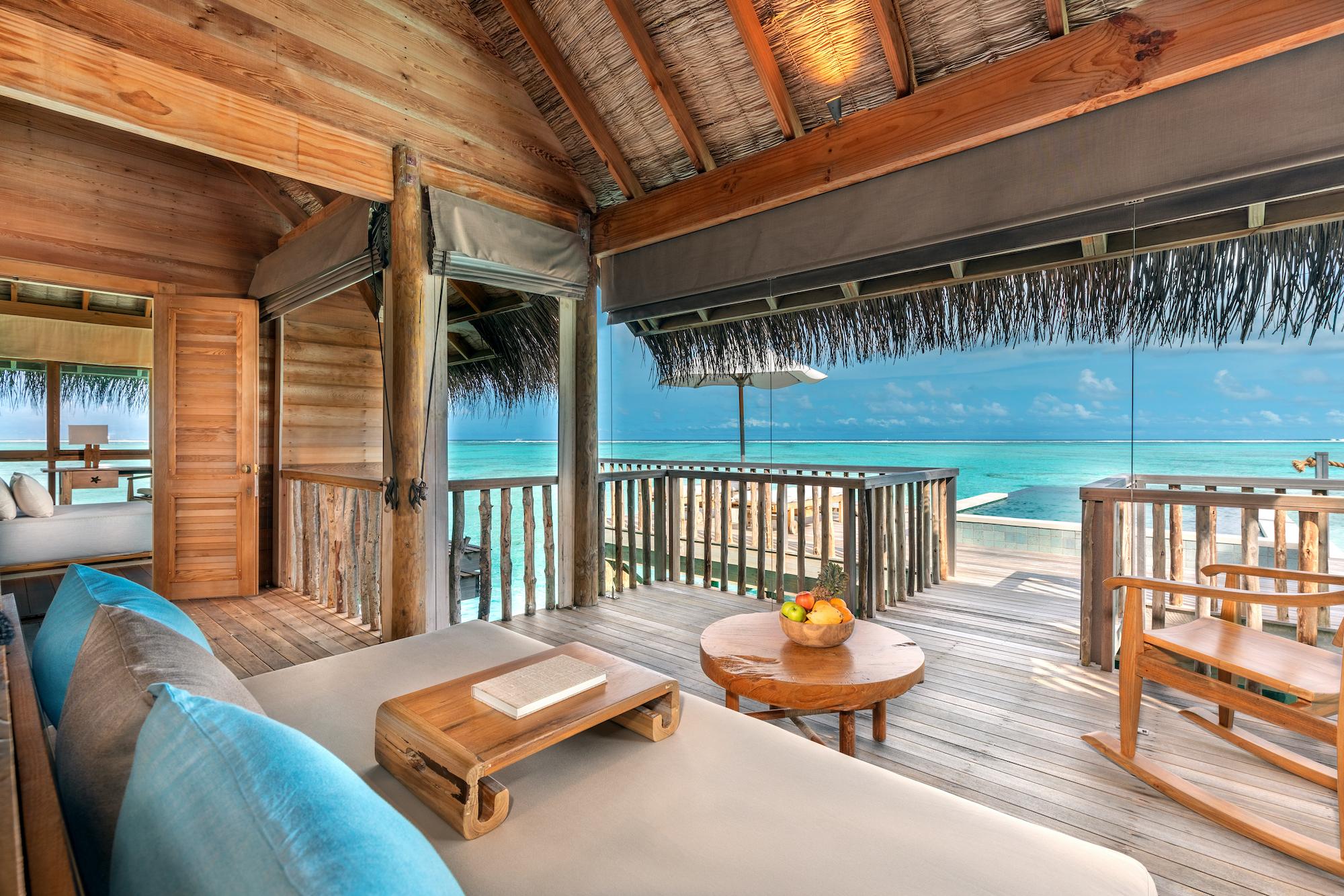 Nachhaltiger Urlaub im Gili Lankanfushi auf den Malediven: Interior einer Villa mit Blick auf's Meer
