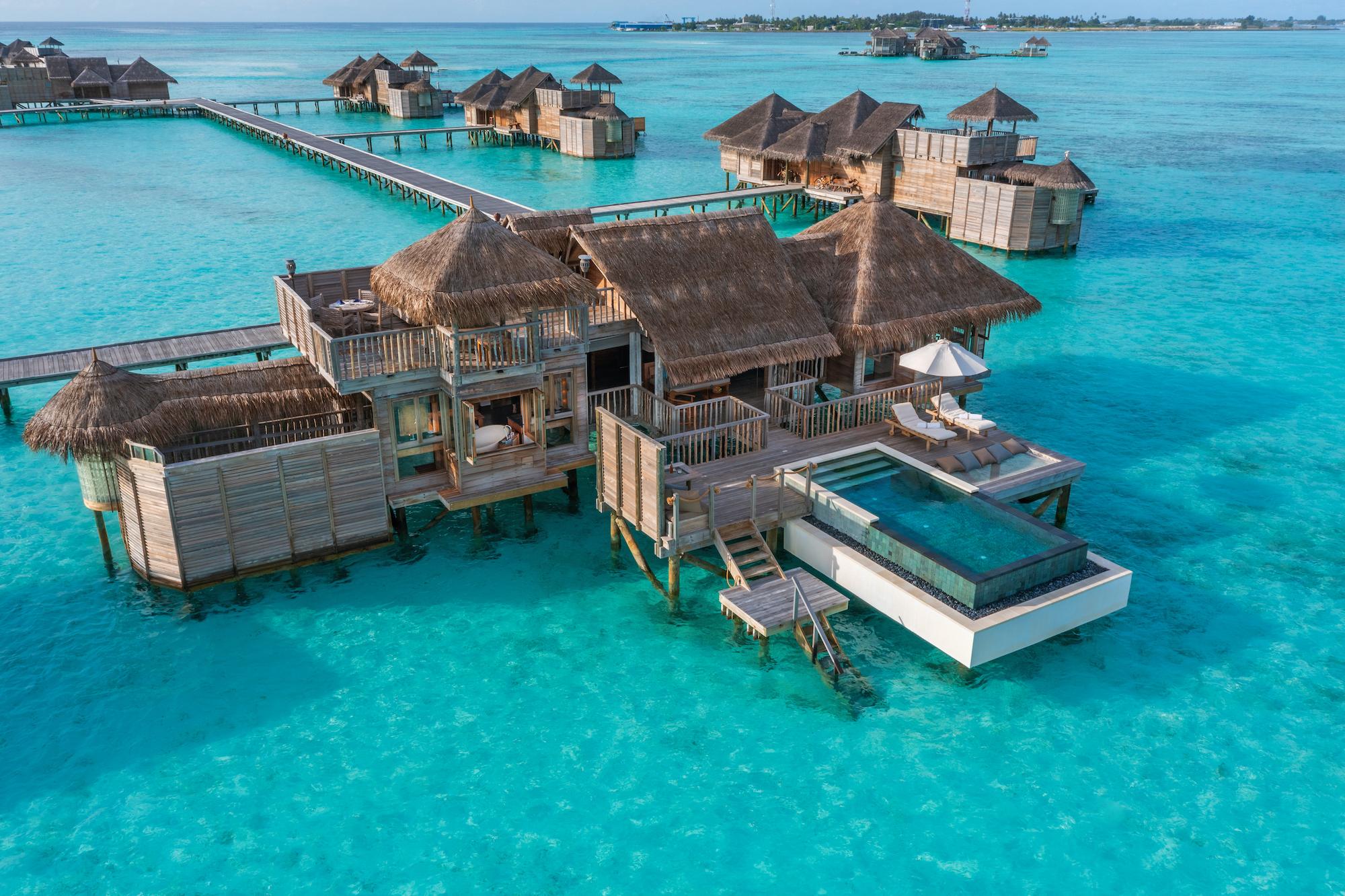 Blick auf eine luxuriöse Vilaa über dem Meer auf den Malediven im nachhaltigen Luxusresort Gili Lankanfushi