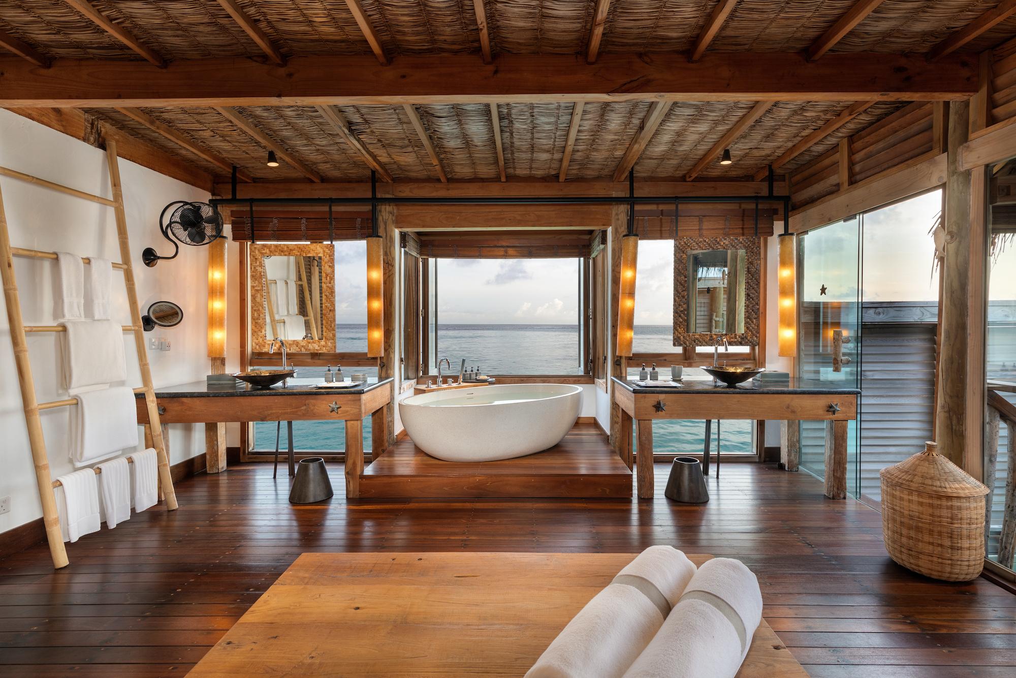 Luxuriöses Badezimmer mit Aussicht im nachhaltigen Hotel Gili Lankanfushi auf den Malediven