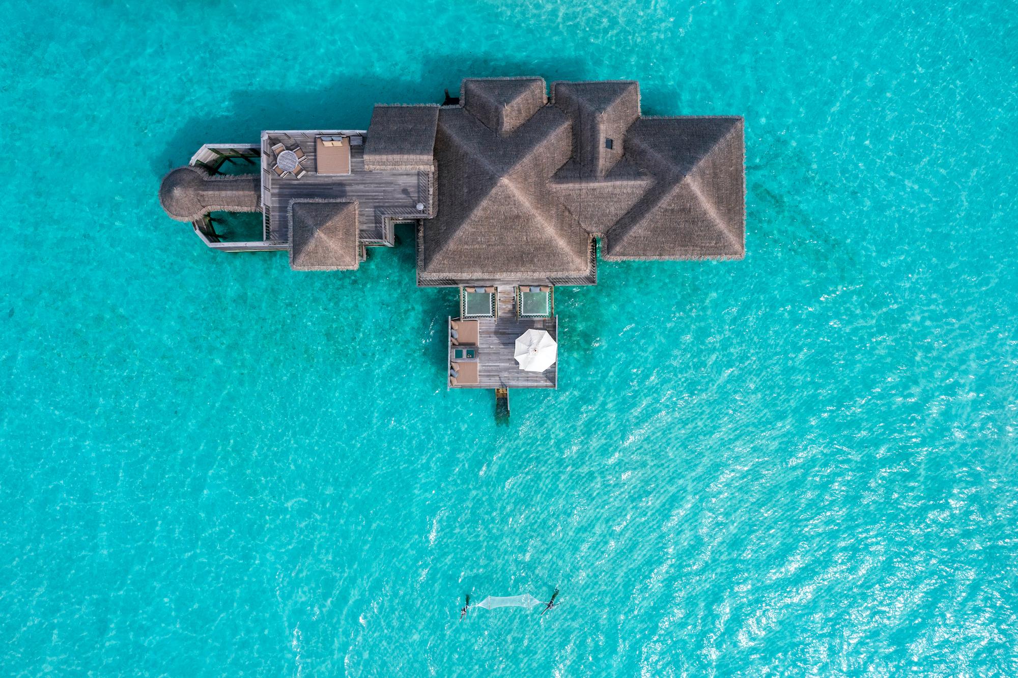 Draufsicht auf eine private Luxusvilla für den nachhaltigen Urlaub auf den Malediven im Gili Lankanfushi