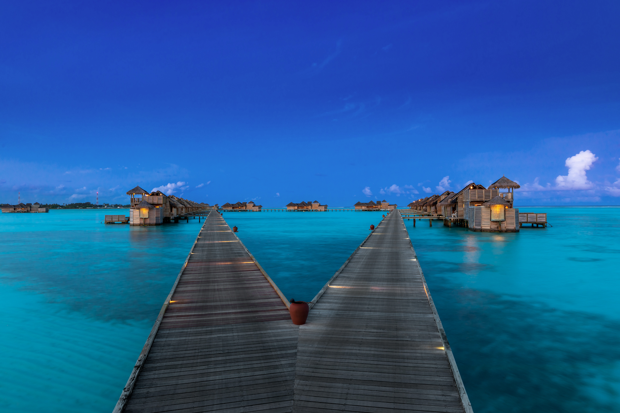 Jetty im Sonnenuntergang im nachhaltigen Luxusresort Gili Lankanfushi auf den Malediven