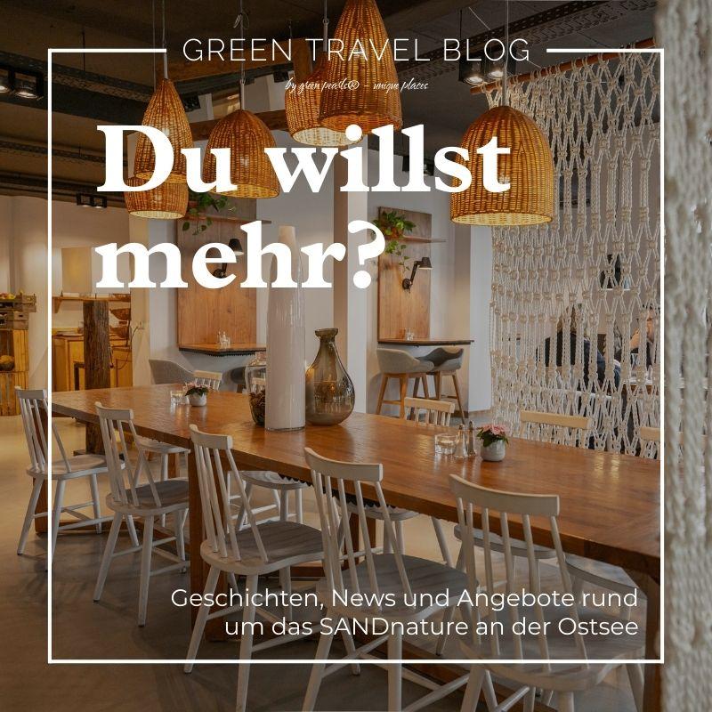 Gemütliches Café-Interieur mit Holztischen, weißen Stühlen, Korb-Lampen und Pflanzen. Der Text lautet: „Sie möchten mehr? Geschichten, Neuigkeiten und Angebote von SANDnature an der Ostsee.“ Erdige, einladende Atmosphäre.