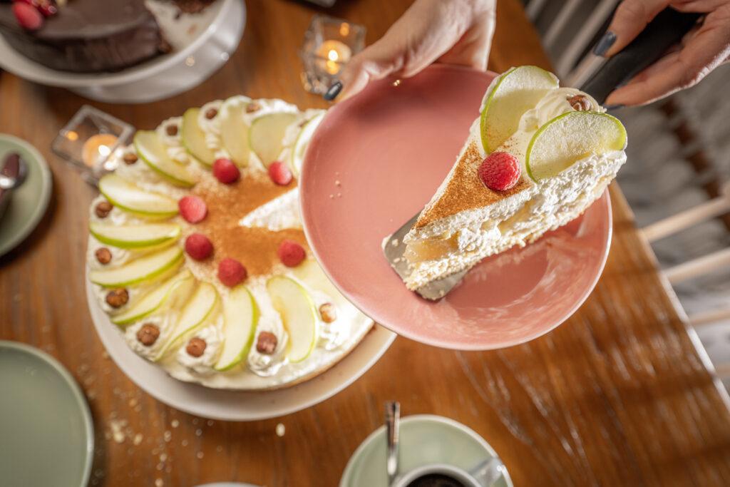 Leckere Torte aus dem nachhaltigen Restaurant im Lifestylehotel SAND