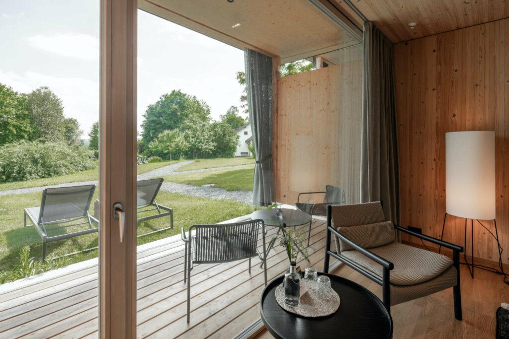 sitzeecke im nachhaltigem Gartenblickzimmer im Hotel STURM