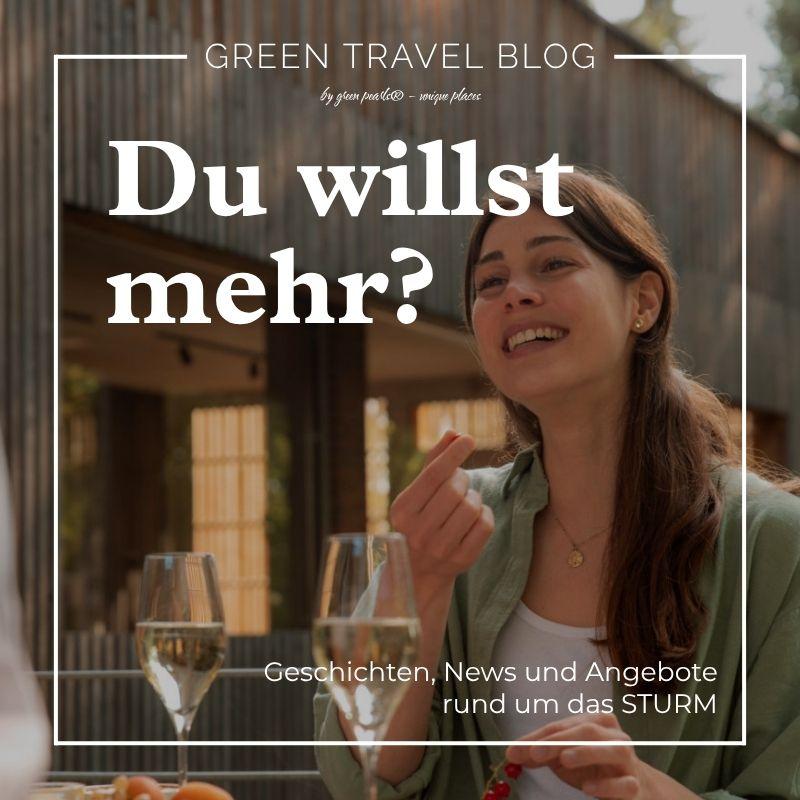 Frau lächelt in einem Outdoor-Restaurant des STURM und hält ein Glas Wein in der Hand. Der Text „Du willst mehr?" wirbt für einen Blog über umweltfreundliches Reisen. Entspannte Atmosphäre.