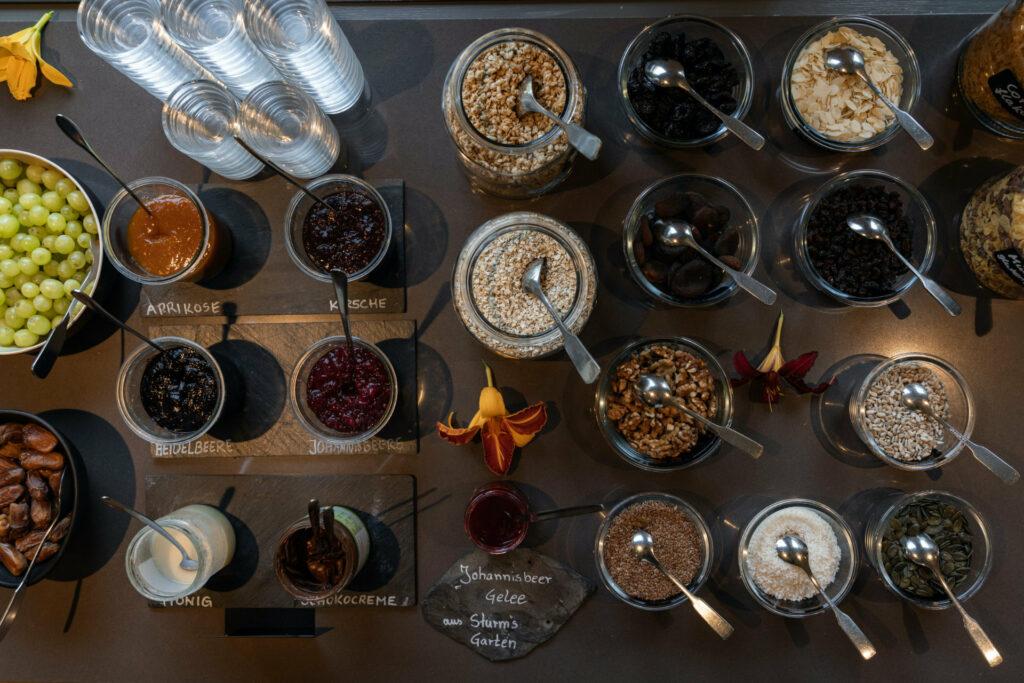 Regionales Frühstücksbuffet im nachhaltigen Hotel STURM in Deutschland