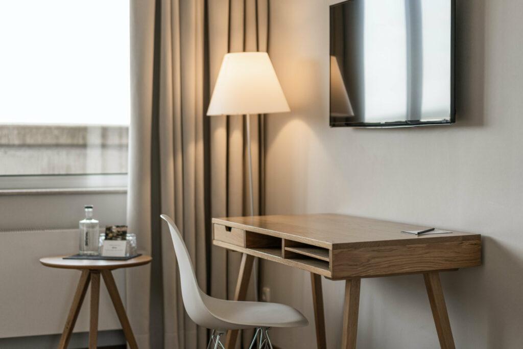 Schreibtisch im Zimmer Aussicht im nachhaltiugen Hotel STURM in Deutschland