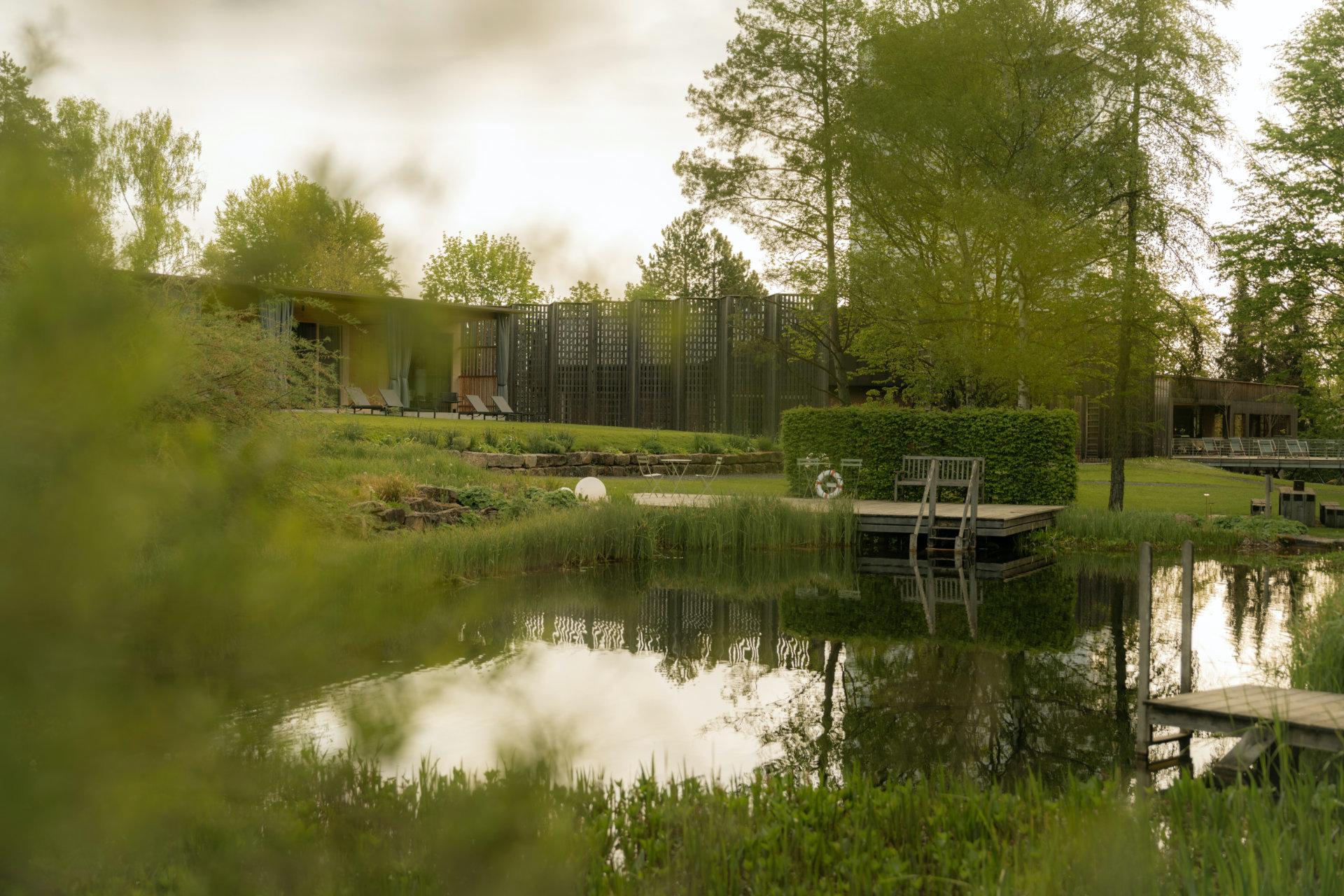 Nachhaltiger Urlaub in Deutschland im Hotel STURM: Blick auf die Gartenblickzimmer am Teich