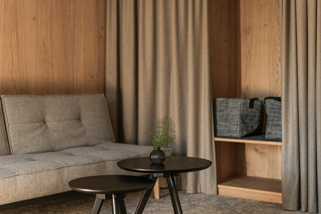 Sitzecke im nachhaltigen Hotelzimmer Ursprung im Hotel STURM in der Rhön