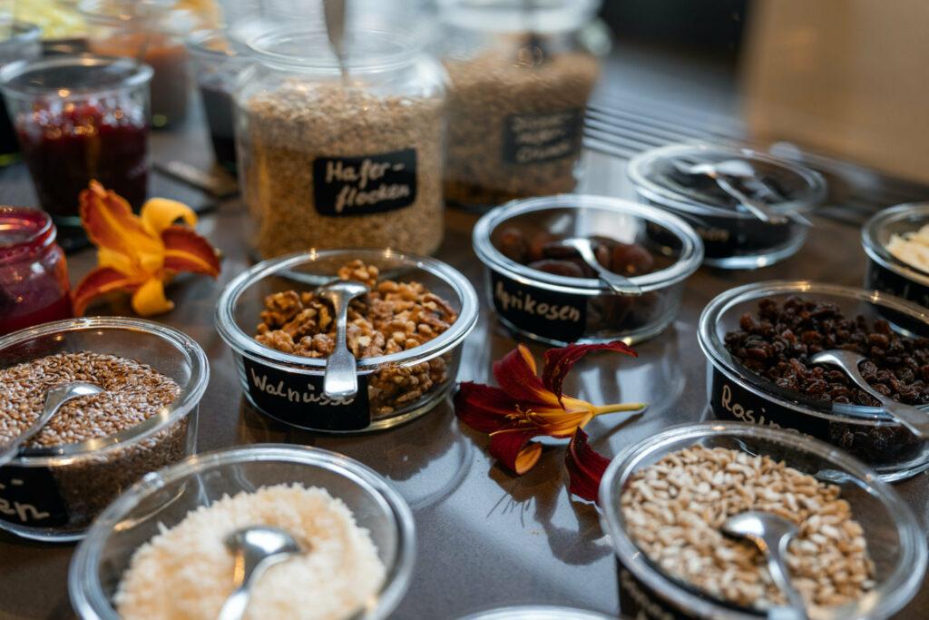 Detail des regionalen und Bio-Frühstücksbuffets im Hotel STURM