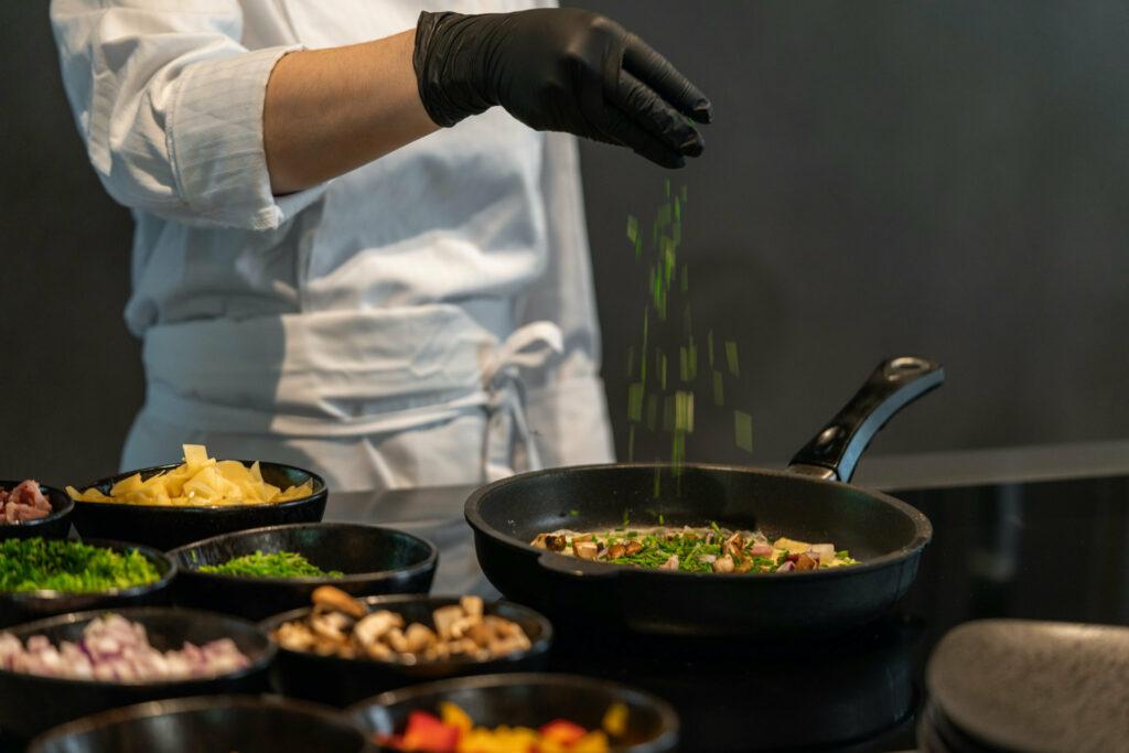 Offenes Küchenkonzept im nachhaltigen, regionalen Restaurant STURM
