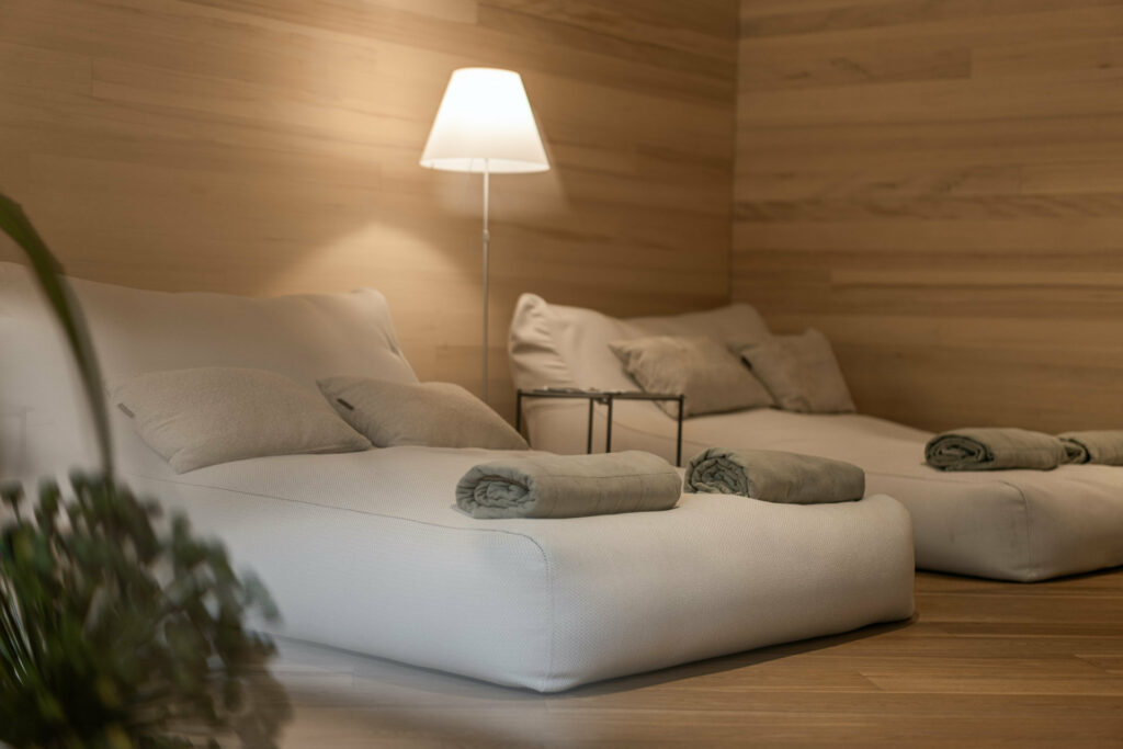 Ruheraum mit Weißtanne im nachhaltigen Wellnesshotel STURM in der Rhön