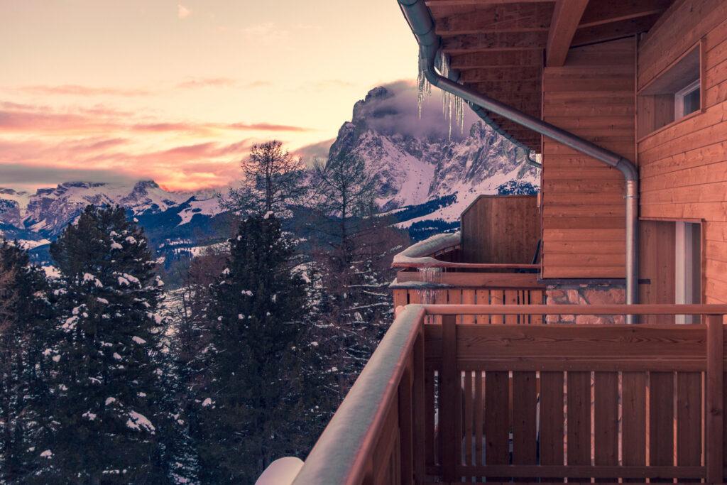 Blick auf die Dolomiten vom Balkon eines Zimmers im veganen Hotel paradiso Pure.Living