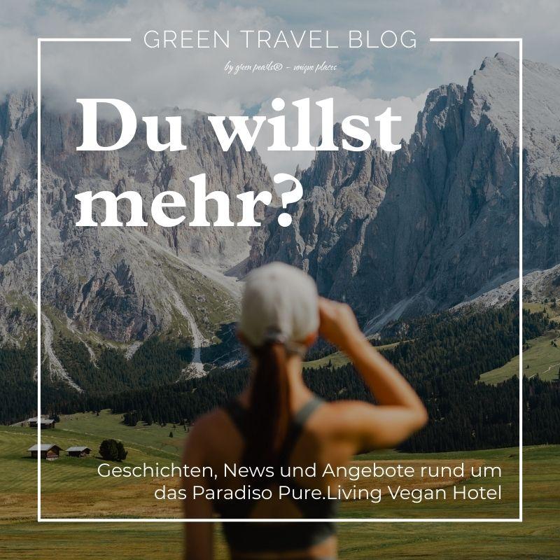 Eine Person mit einer Mütze blickt auf die majestätische Berglandschaft. Der Text lautet: „Sie möchten mehr?“ und wirbt für Geschichten und Angebote des Paradiso Pure.Living Vegan Hotels.