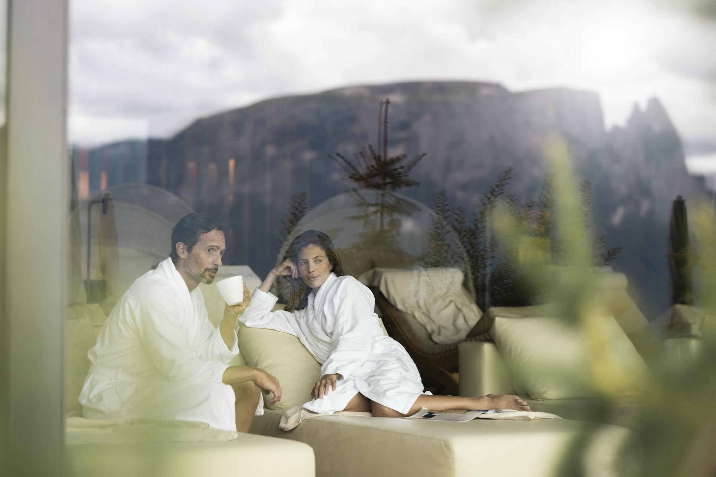 Paar entspannt im Ruheraum des Spa-Bereichs der nachhaltigen ADLER Lodge RITTEN