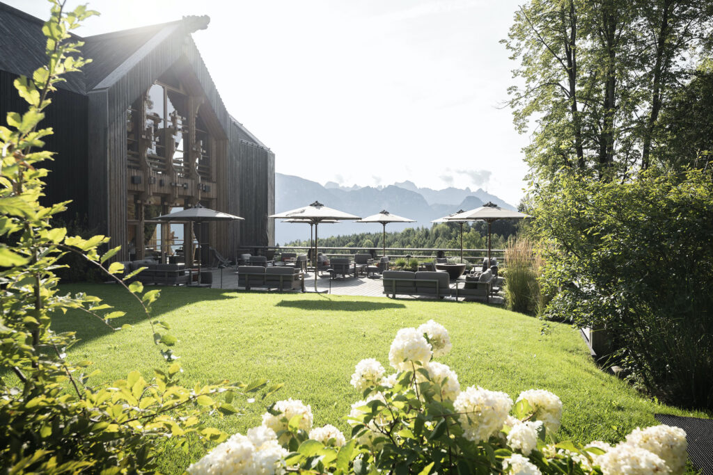 Sonnenterrasse vor dem Haupthaus der nachhaltigen ADLER Lodge RITTEN