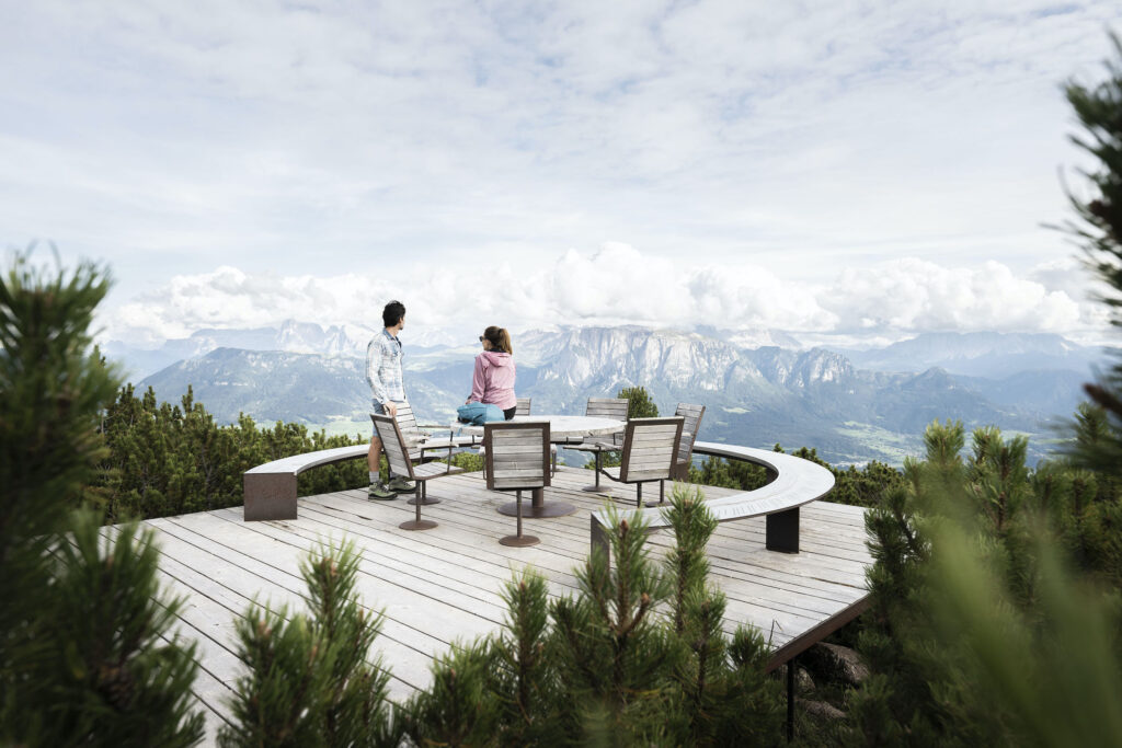 Aktivprogramm in der nachhaltigen ADLER Lodge RITTEN in Südtirol: Kurze Pause am Aussichtspunkt vor dem Bergpanorama.