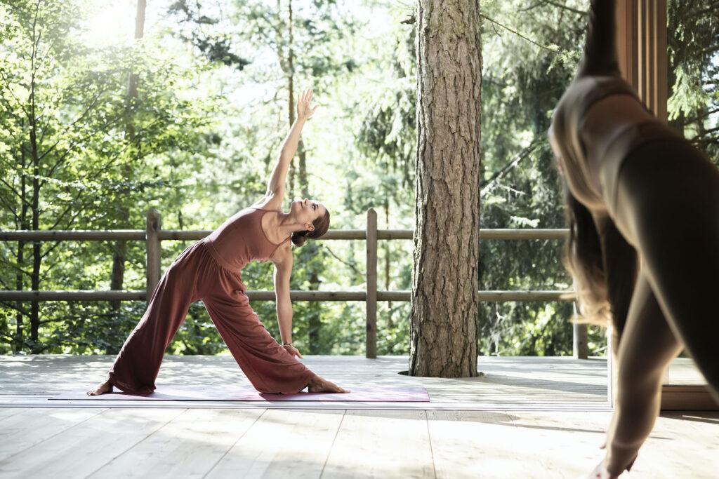Yoga im Wald in der nachhaltigen ADLER Lodge RITTEN, Hotel in Südtirol
