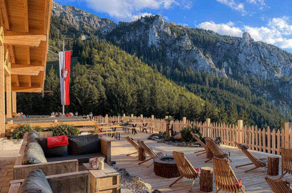 Terrasse der Rohrkopfhütte des Hotels Das Rübezahl mit Blick auf die Allgäuer Alpen