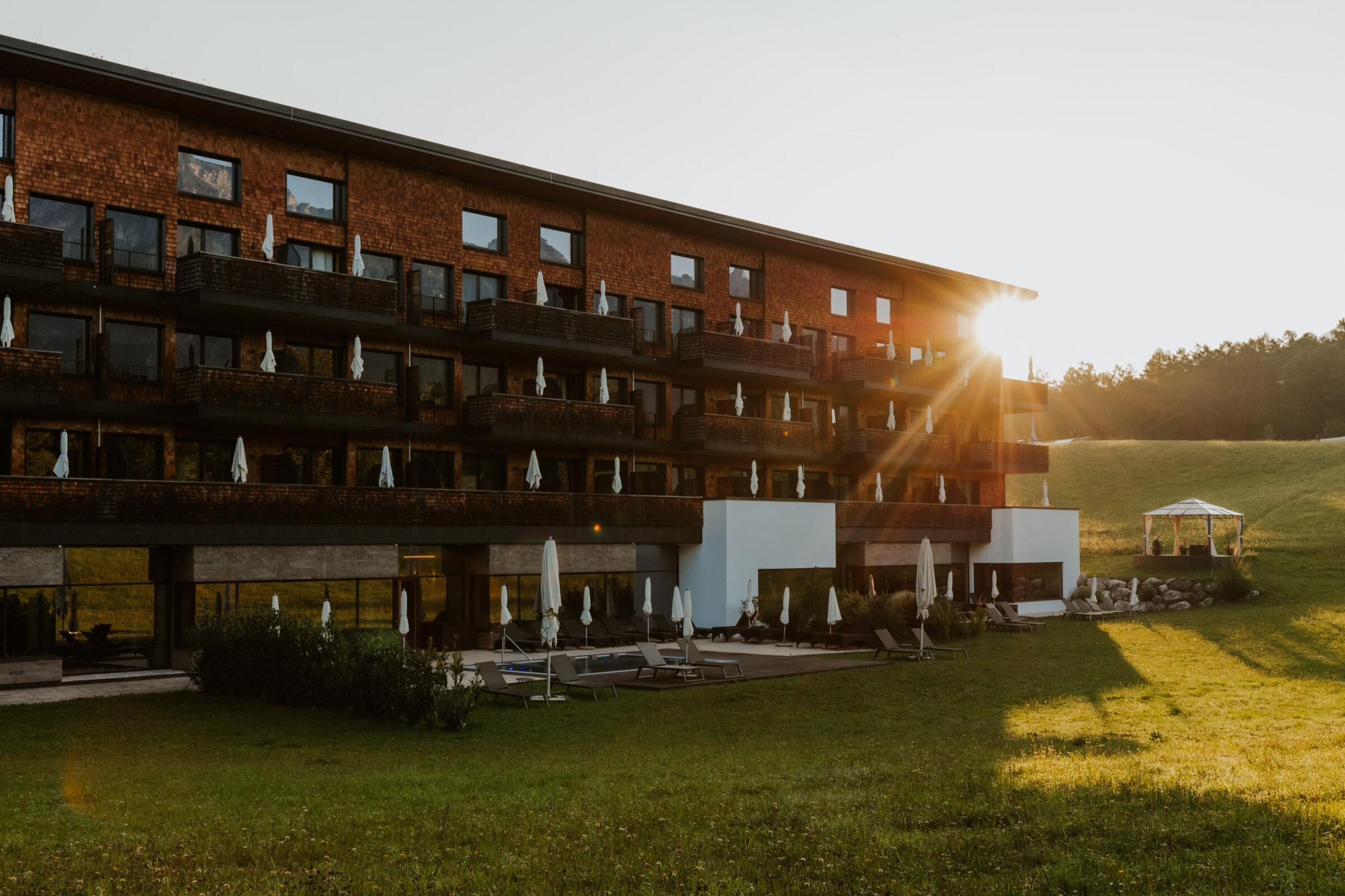 Evening sun at the sustainable Klosterhof – Alpine Hideaway & Spa