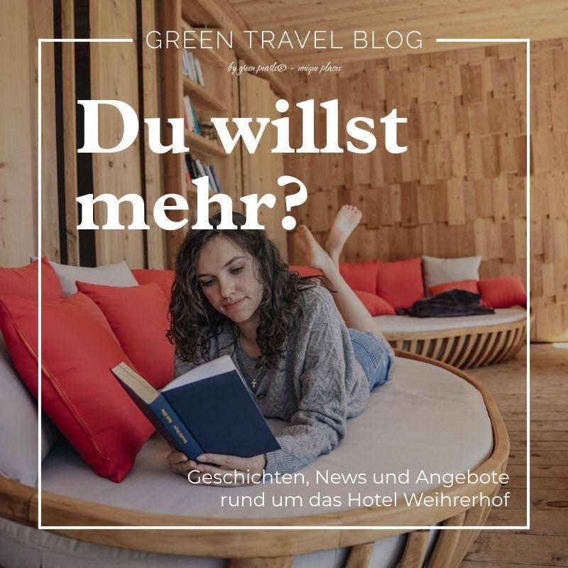 Eine Frau liest ein Buch, während sie auf einem runden Holzliege mit rot-weißen Kissen faulenzt. Holzwände schaffen eine gemütliche, rustikale Atmosphäre. Text: „Sie möchten mehr? Geschichten, Neuigkeiten und Angebote vom Hotel Weihrerhof.“