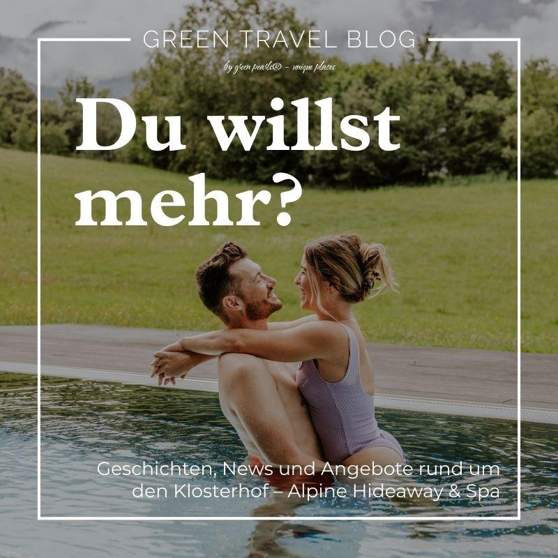 Ein Paar umarmt sich glücklich, während es in einem Außenpool in einer üppig grünen Umgebung steht. Der Text lautet „Sie möchten mehr?“ und wirbt für einen Reiseblog und Geschichten über das nachhaltige Wellnesshotel Klosterhof – Alpine Hideaway & Spa in Bayern.