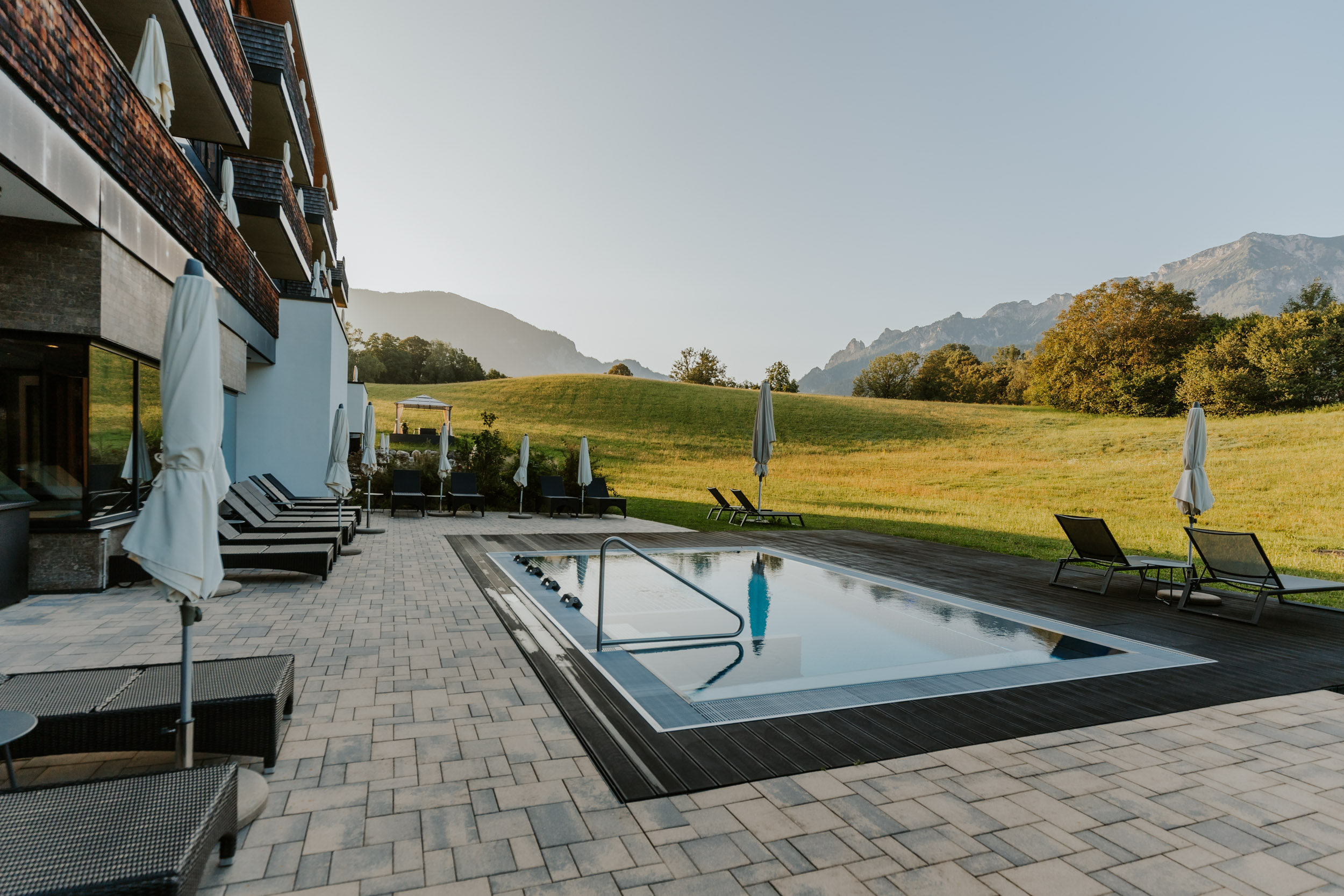 Summer atmosphere by the pool at the sustainable wellness hotel Klosterhof – Alpine Hideaway & Spa