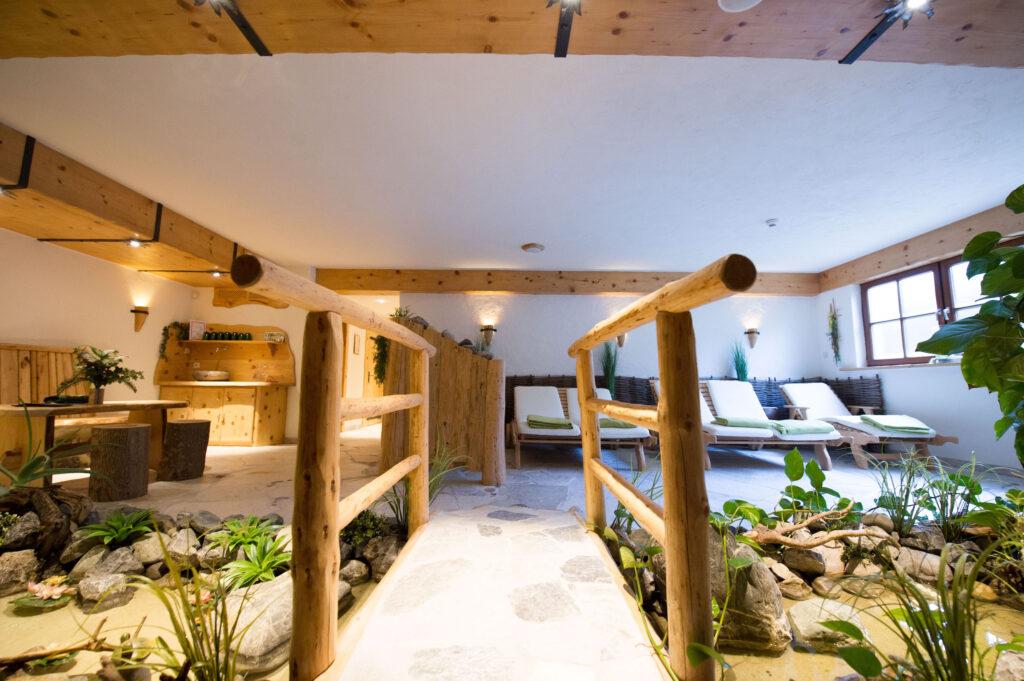 Gerbehof: Nachhaltiges Hotel mit Naturspa, Innenbereich mit Ruheliegen und Felsendusche