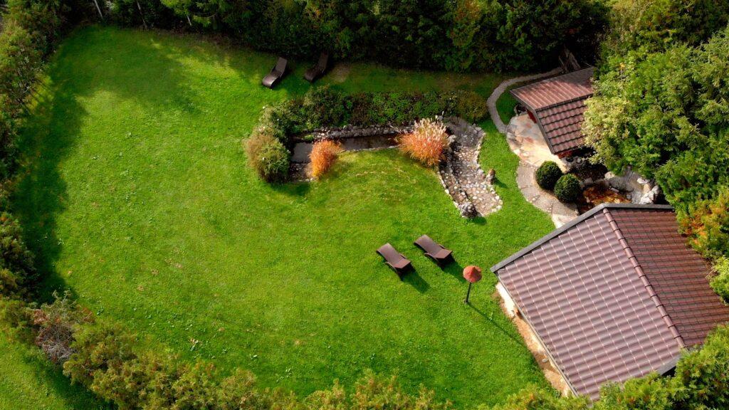 Gerbehof: Nachhaltiges Hotel mit Naturspa, Garten und stimulierendem Kneippbecken (Drohnenshot)