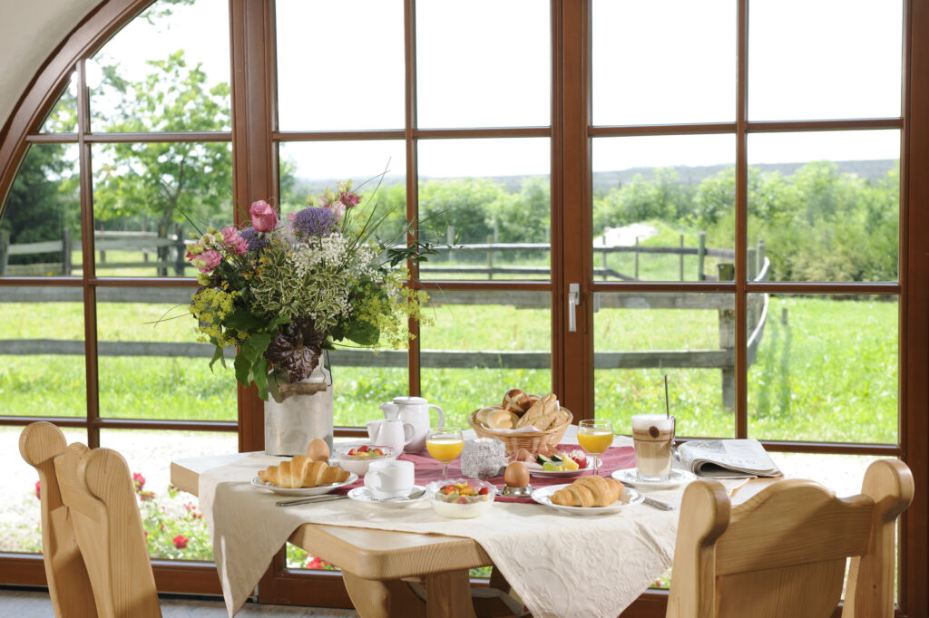 Nachhaltiges Hotel Gerbehof: Frühstücksraum mit bio-Frühstück und Blick auf die Pferdekoppel