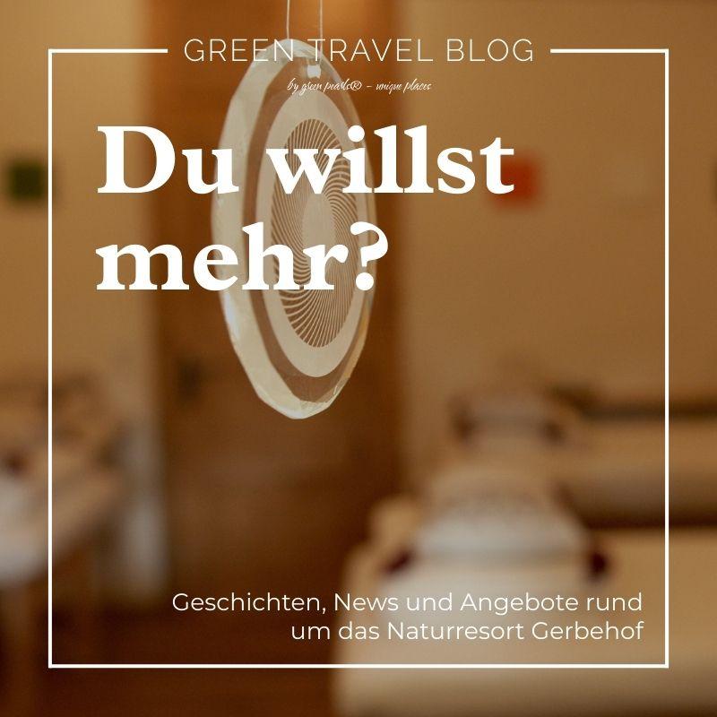 Gemütliches Interieur im Naturresort Gerbehof mit unscharfem Hintergrund, im Fokus eine hängende runde Dekoration. Der Text lautet: „Sie möchten mehr? Geschichten, Neuigkeiten und Angebote vom Naturresort Gerbehof."