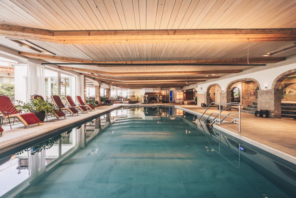 Innenpool mit Liegestühlen