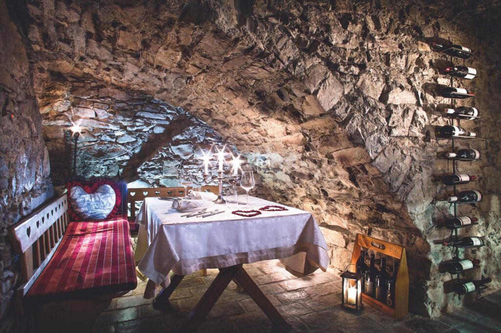 Zu sehen ist eine der neun Dinnerlocations: Hier unter einem steinernen Gewölbe des Klosters