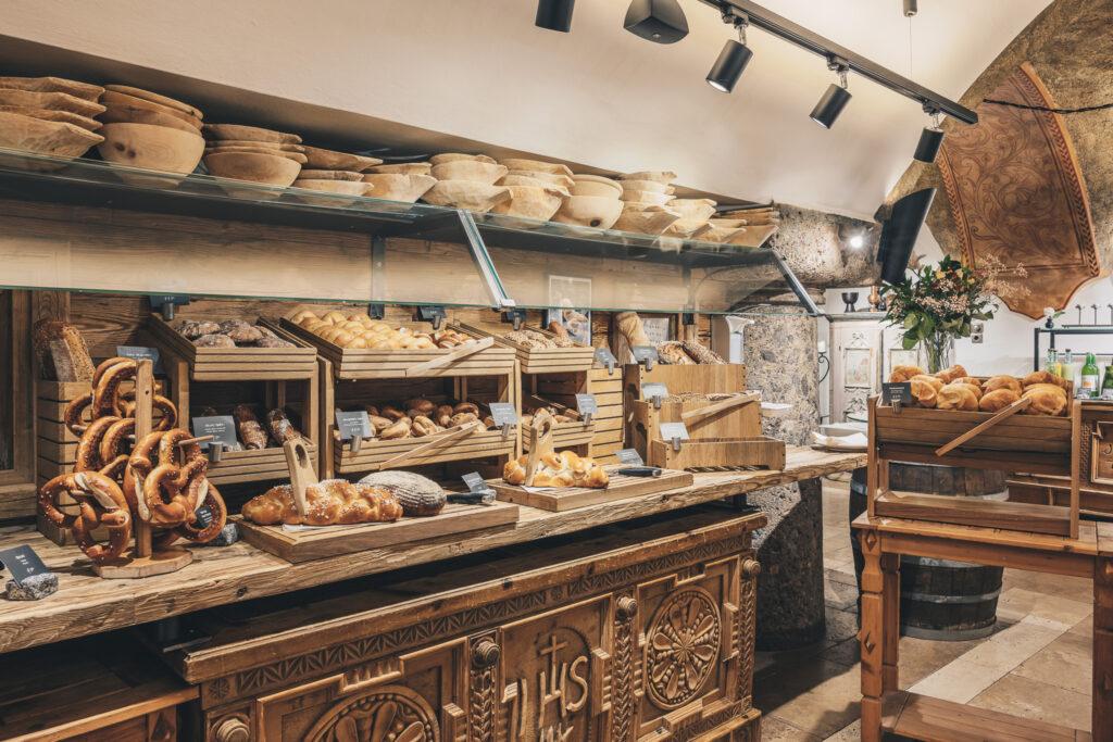 Blick auf das ganzheitliche Frühstücksbuffet des Hotel Klosterbräu: Zu sehen ist die Brot auswahl