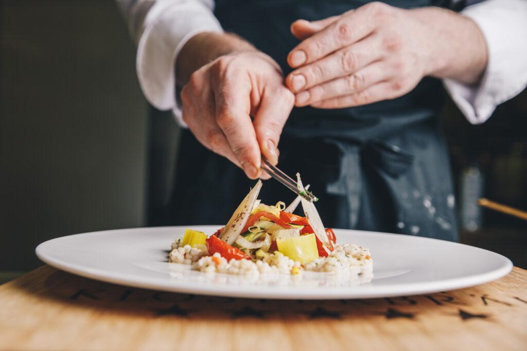 Nachhaltig Essen im Tiroler Hotel Klosterbräu: Hier wird gerade das Dinner angerichtet